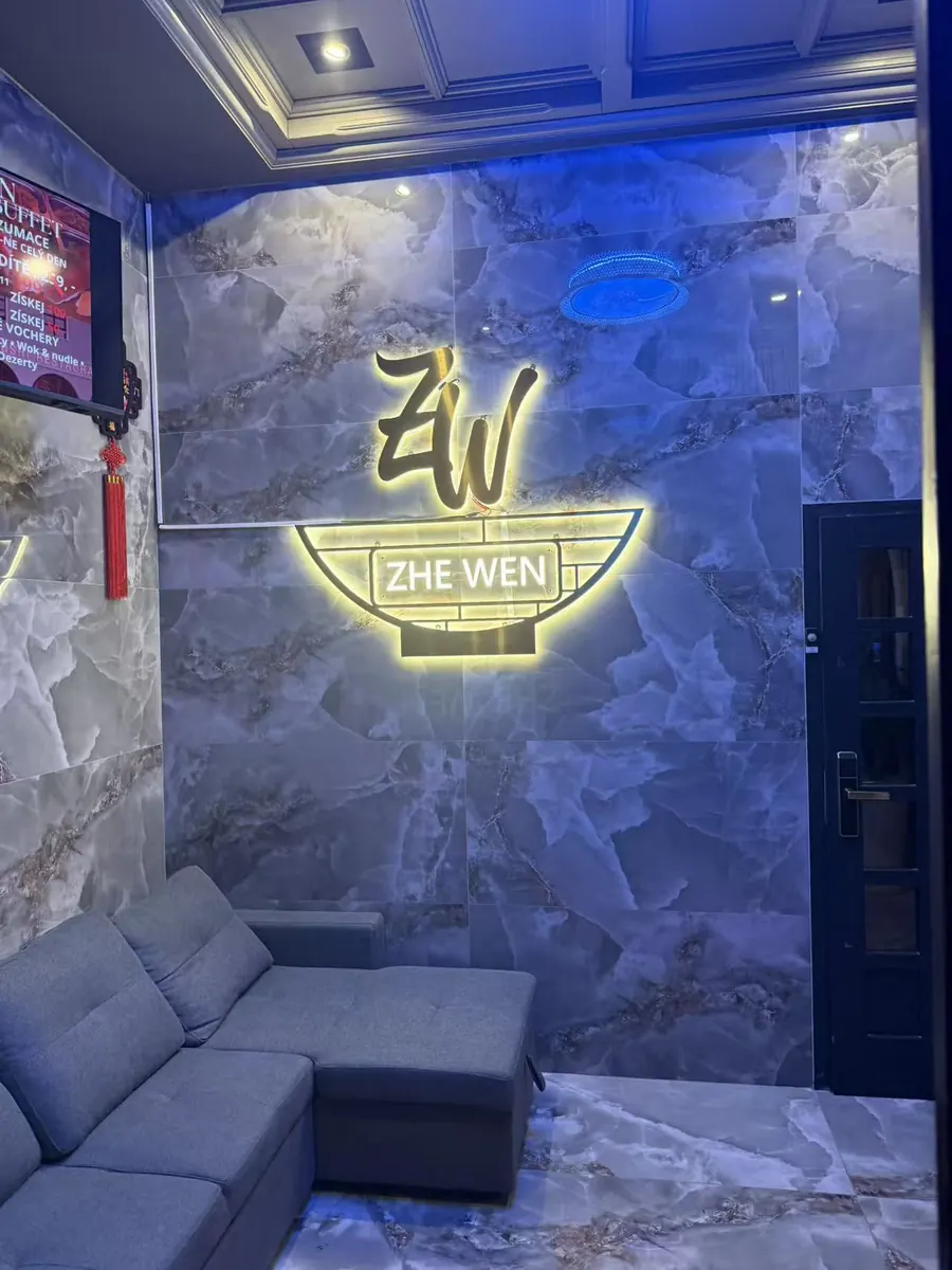 Logo Zhe Wen ve vstupní hale